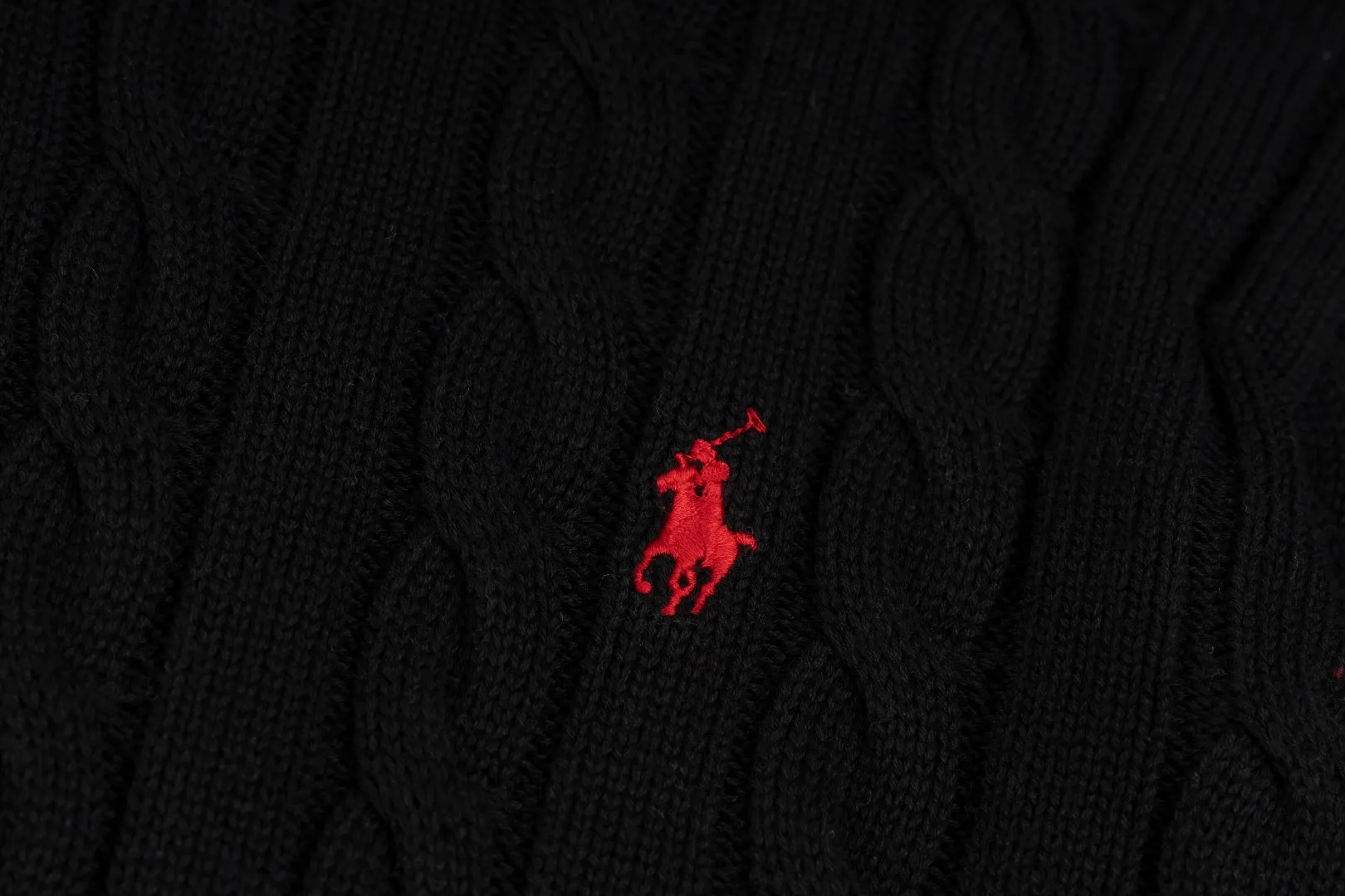 P236 #R92 RALPH LAUREN Ralph Lauren fifteen colors classic small label embroidery logo turtleneck pullover half-zip knitted cable sweater with high-density LOGO embroidery on the chest and original customized tag accessories. Made of pure cotton yarn, pure cotton is skin-friendly and comfortable, small label war horse embroidered twist turtleneck sweater 🐎 high quality, follow the blogger to learn how to wear it! Let’s buy a Ralph Lauren cable sweater. It’s a super hard-to-find series after it became popular. It’s hard to find one on the official website. It’s simple and practical to wear, with a lazy and loose feel. The thickened fabric has more texture, feels soft and delicate, and has a loose fit. Whether worn alone or layered, you can wear different styles of fashion with just one piece!   Size：XS S M L